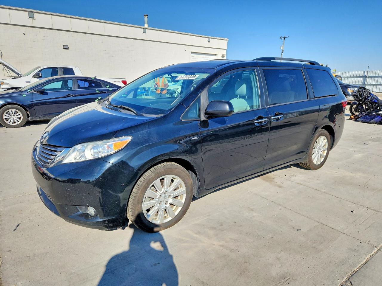 5TDDZ3DC1HS171975 · 2017 TOYOTA SIENNA