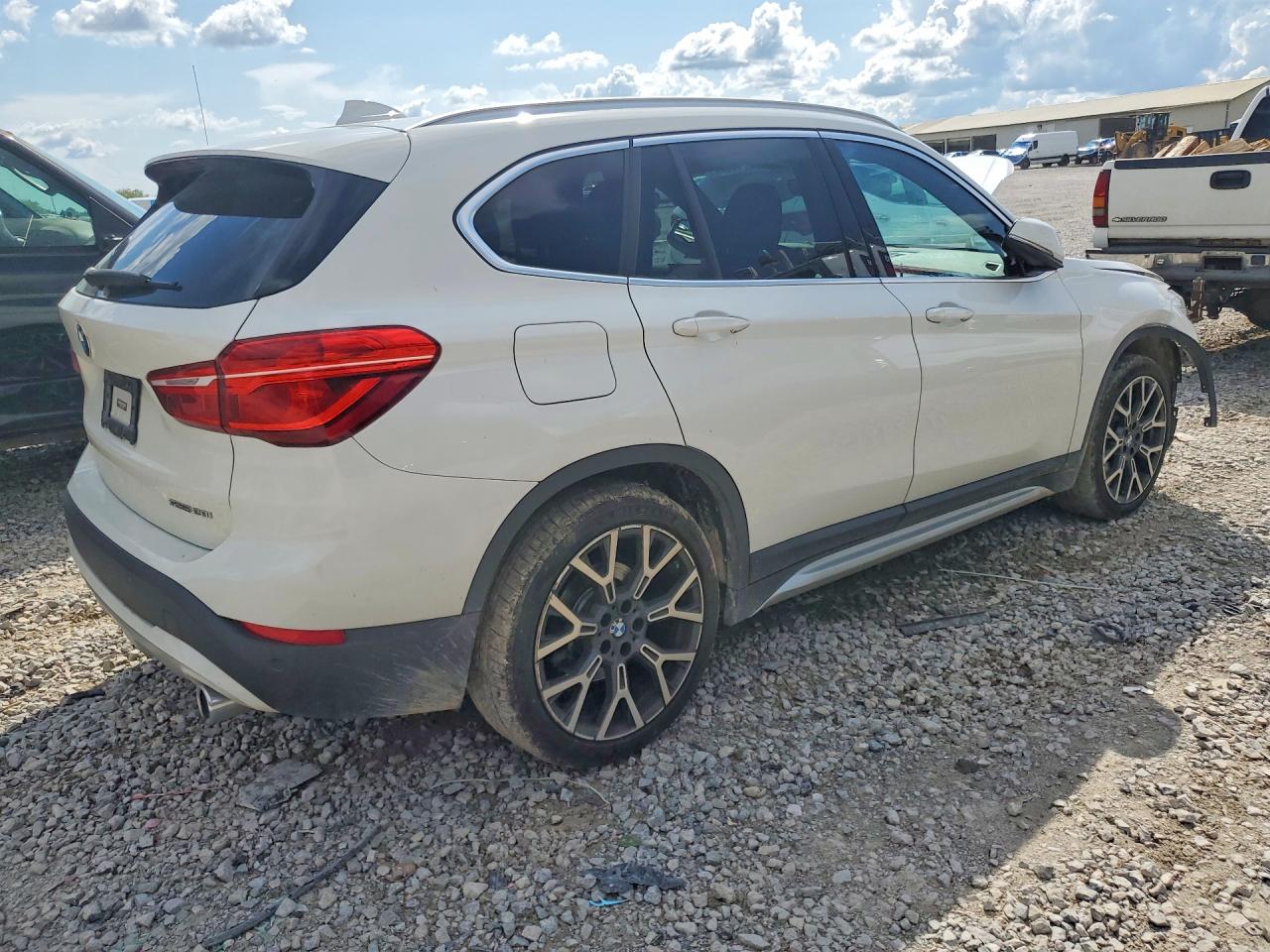 WBXJG7C00M5U25640 · 2021 BMW X1 · 3/14