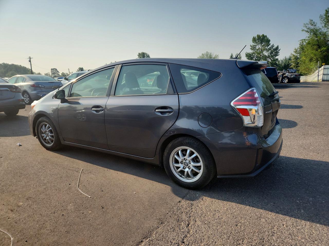 JTDZN3EU8GJ042460 · 2016 TOYOTA PRIUS V · 2/12