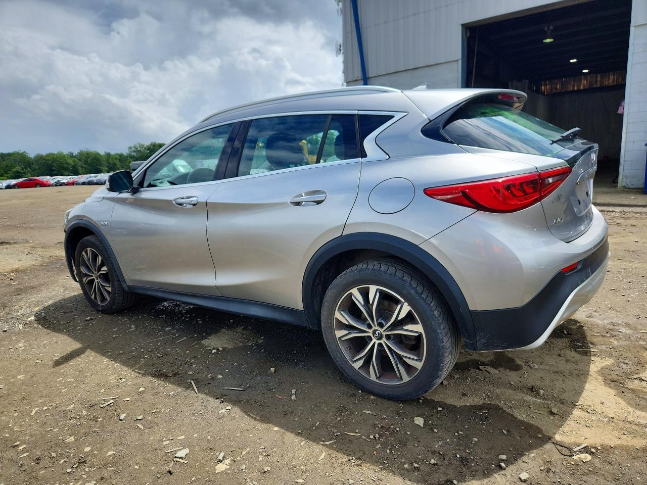 SJKCH5CR1HA033119 · 2017 INFINITI QX30 · 2/13