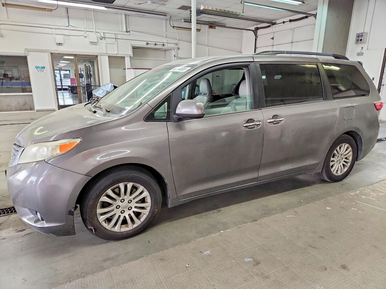 5TDYK3DCXGS692830 · 2016 TOYOTA SIENNA