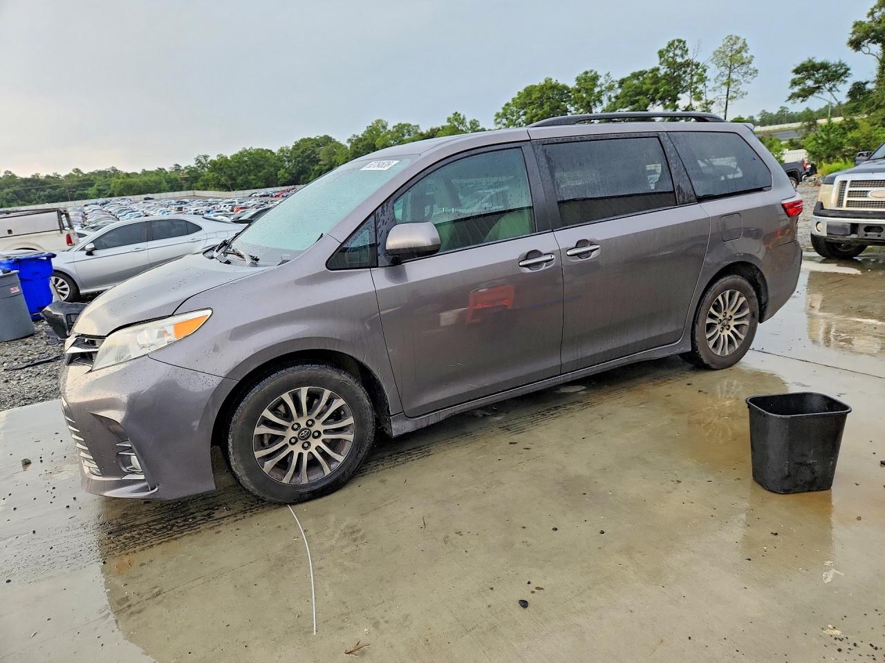5TDYZ3DC4JS958877 · 2018 TOYOTA SIENNA