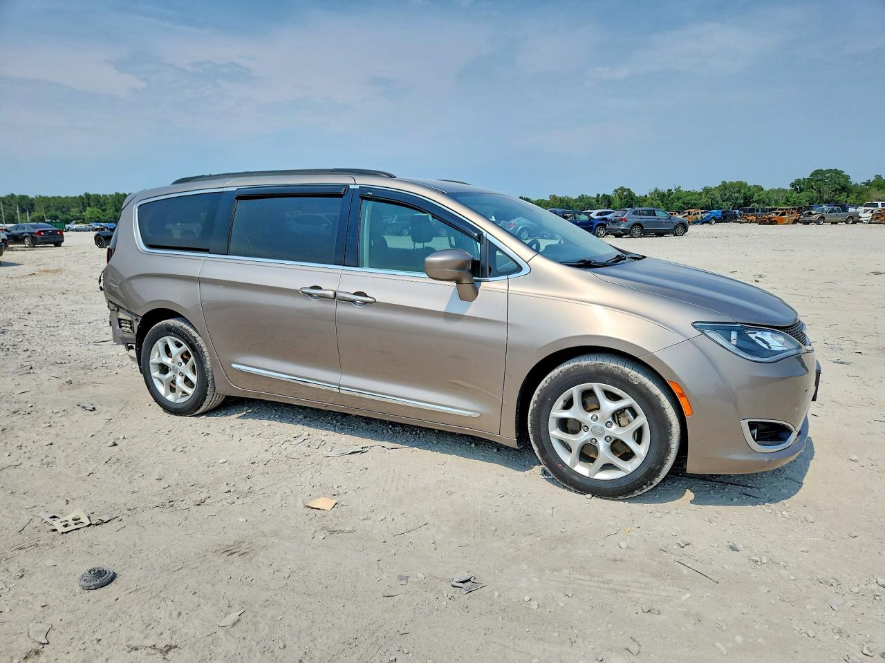 2C4RC1BG8HR608106 · 2017 CHRYSLER PACIFICA · 4/14