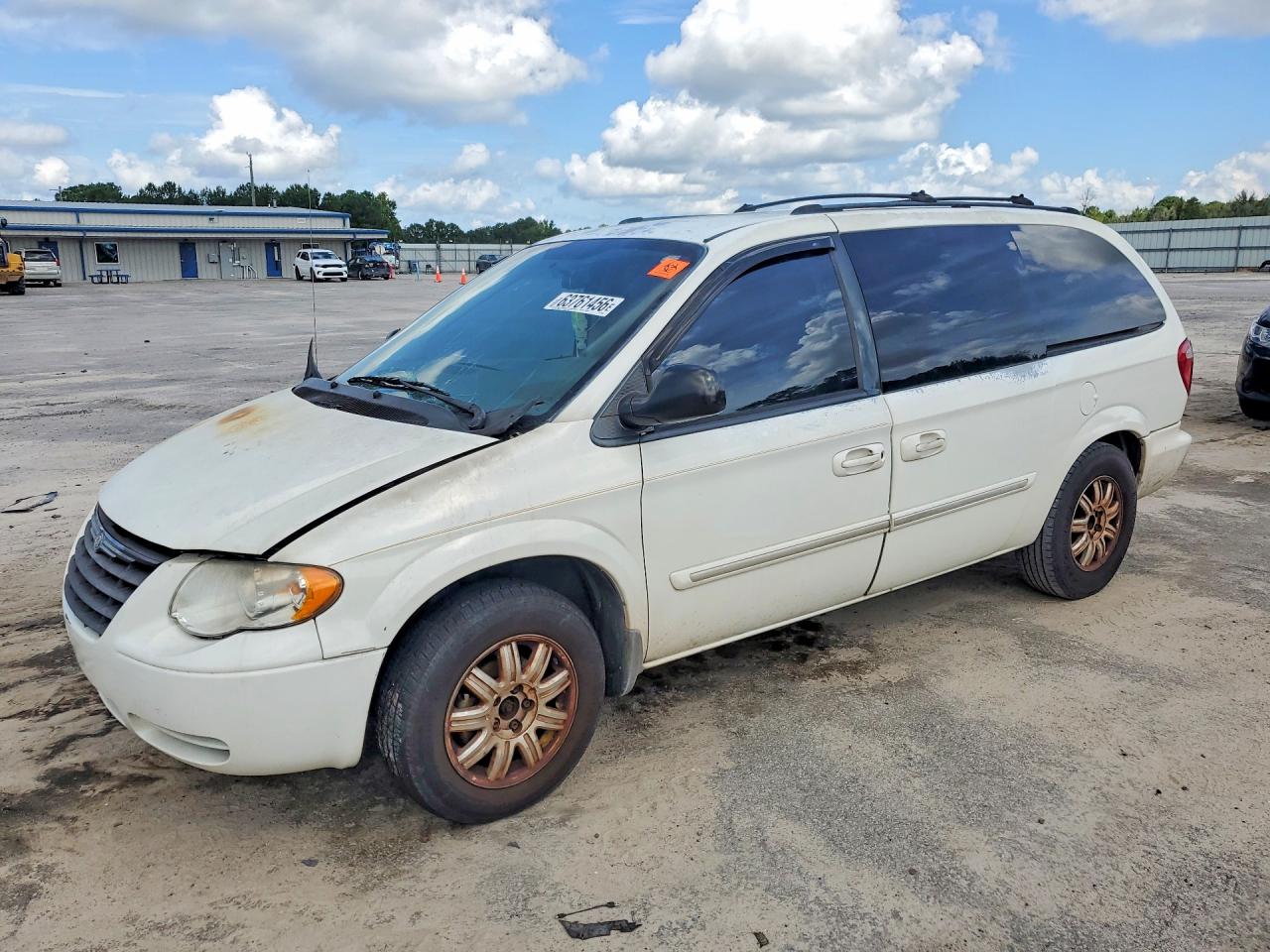 2C8GP54L95R119589 · 2005 CHRYSLER TOWN & COUNTRY