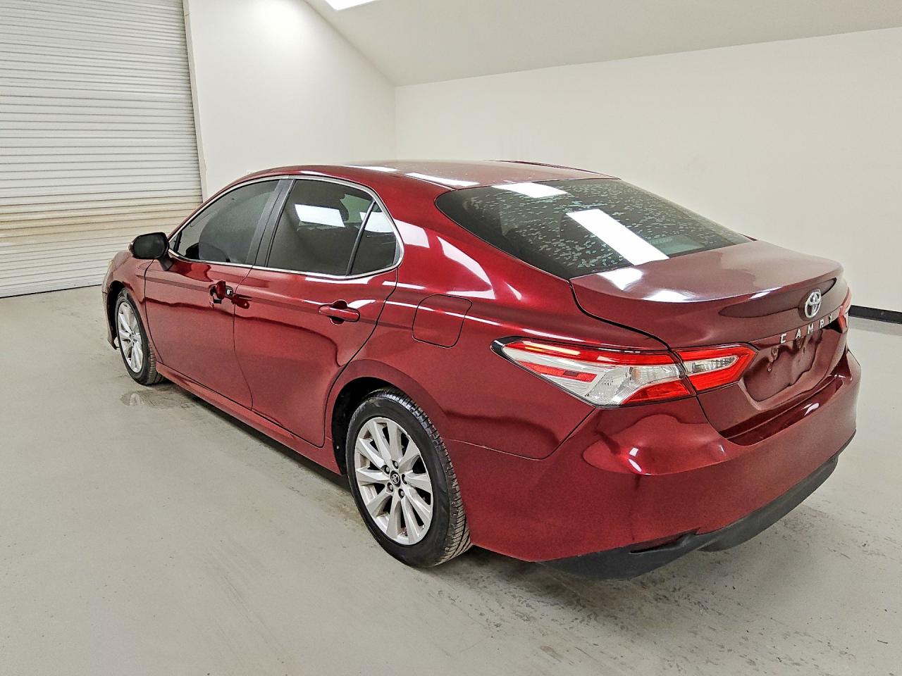 4T1B11HK7JU643324 · 2018 TOYOTA CAMRY · 2/12