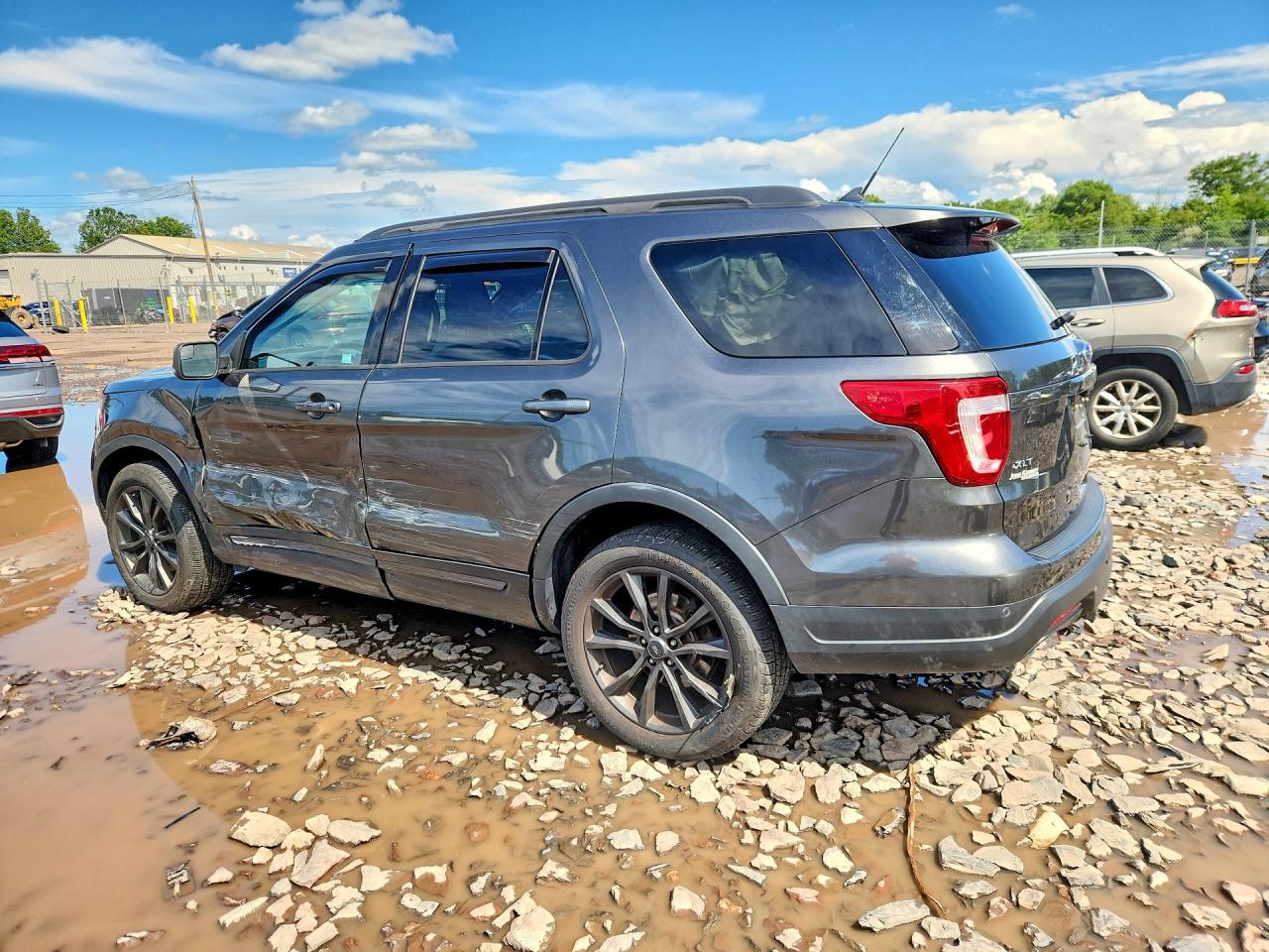 1FM5K8D86JGB25619 · 2018 FORD EXPLORER · 2/13