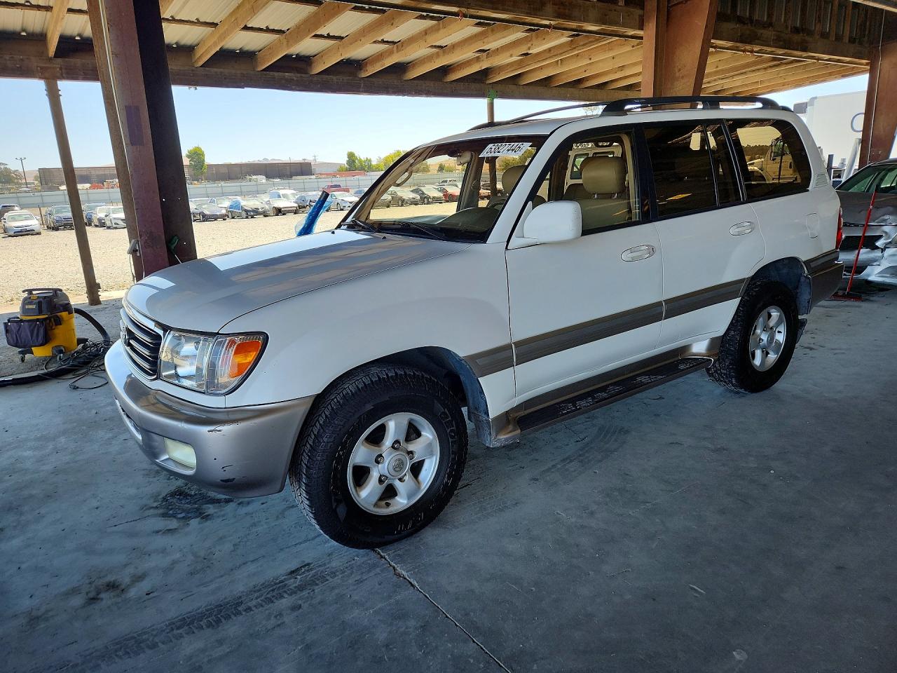 JT3HT05J1Y0096815 · 2000 TOYOTA LAND CRUISER