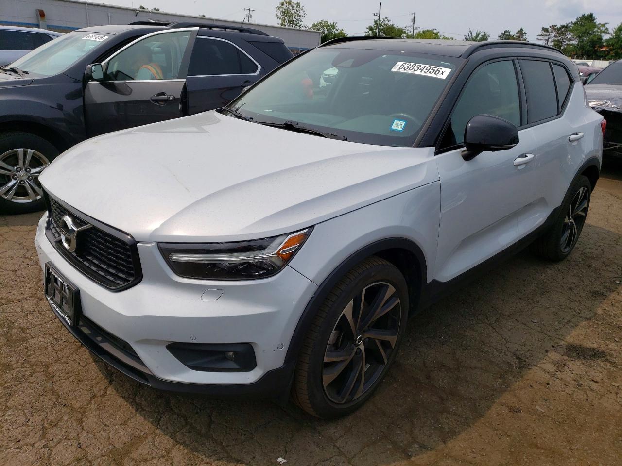 2021 VOLVO XC40