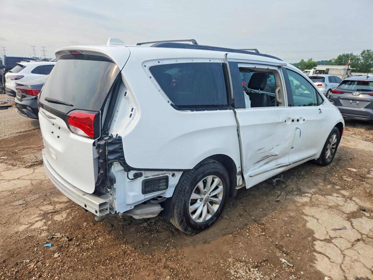 2C4RC1BG9HR703290 · 2017 CHRYSLER PACIFICA · 3/13
