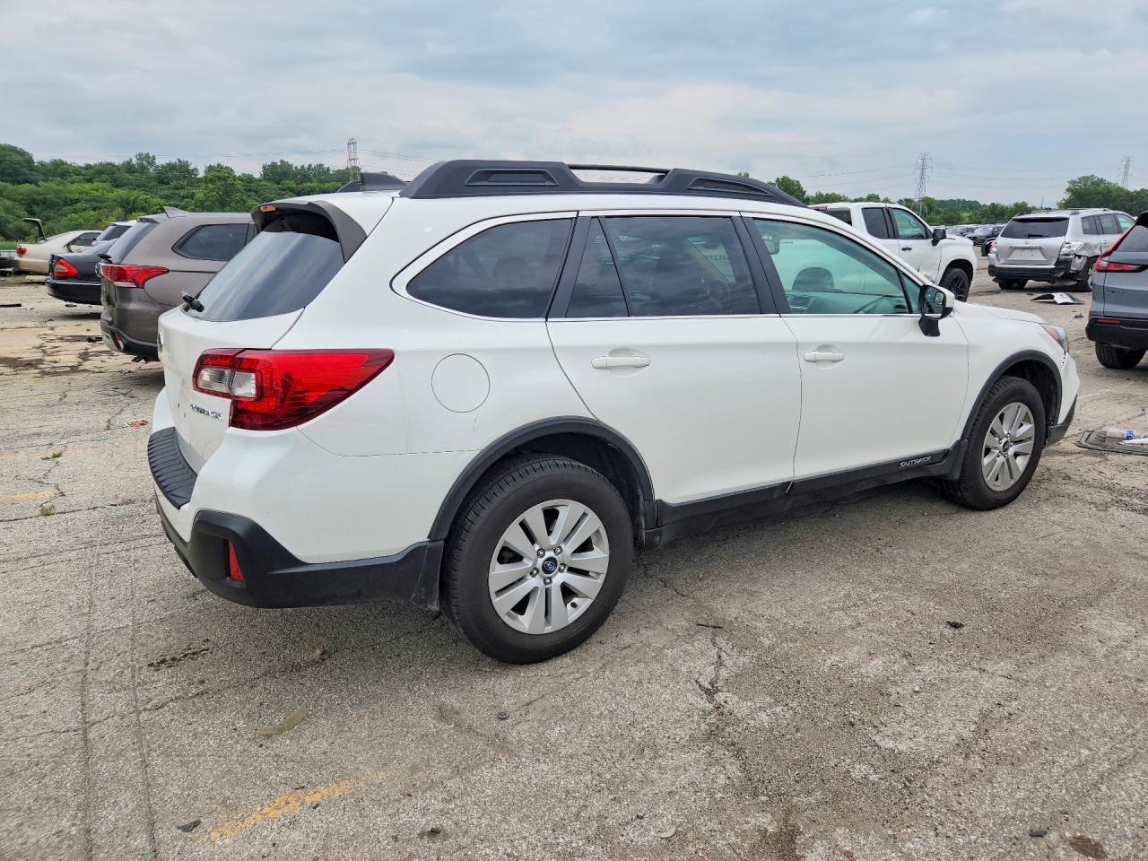 4S4BSADC3J3277413 · 2018 SUBARU OUTBACK · 3/14