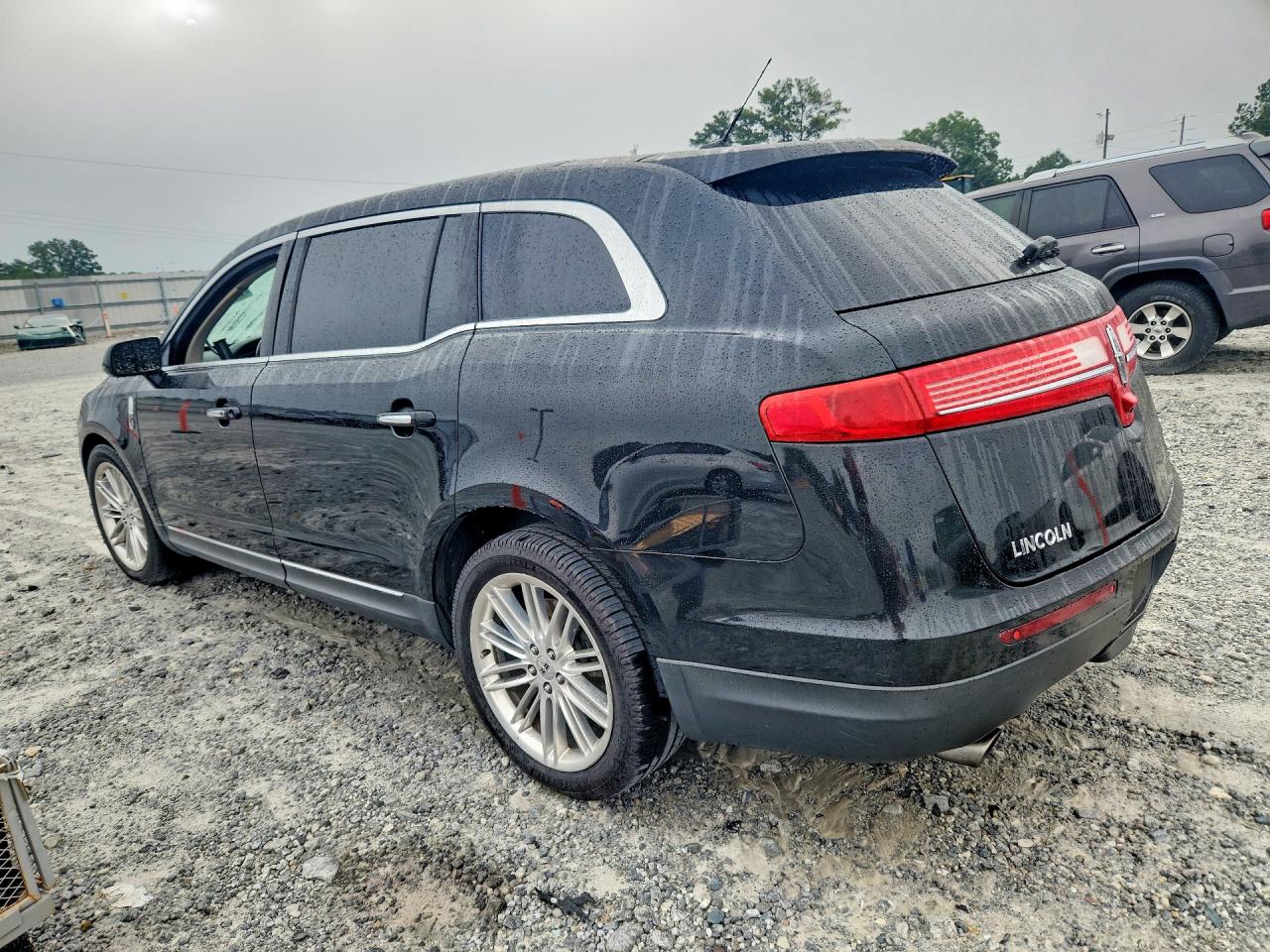 2LMHJ5AT7DBL56374 · 2013 LINCOLN MKT · 2/13