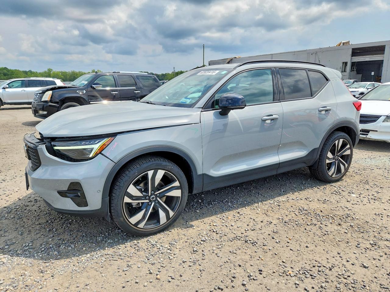 2024 VOLVO XC40