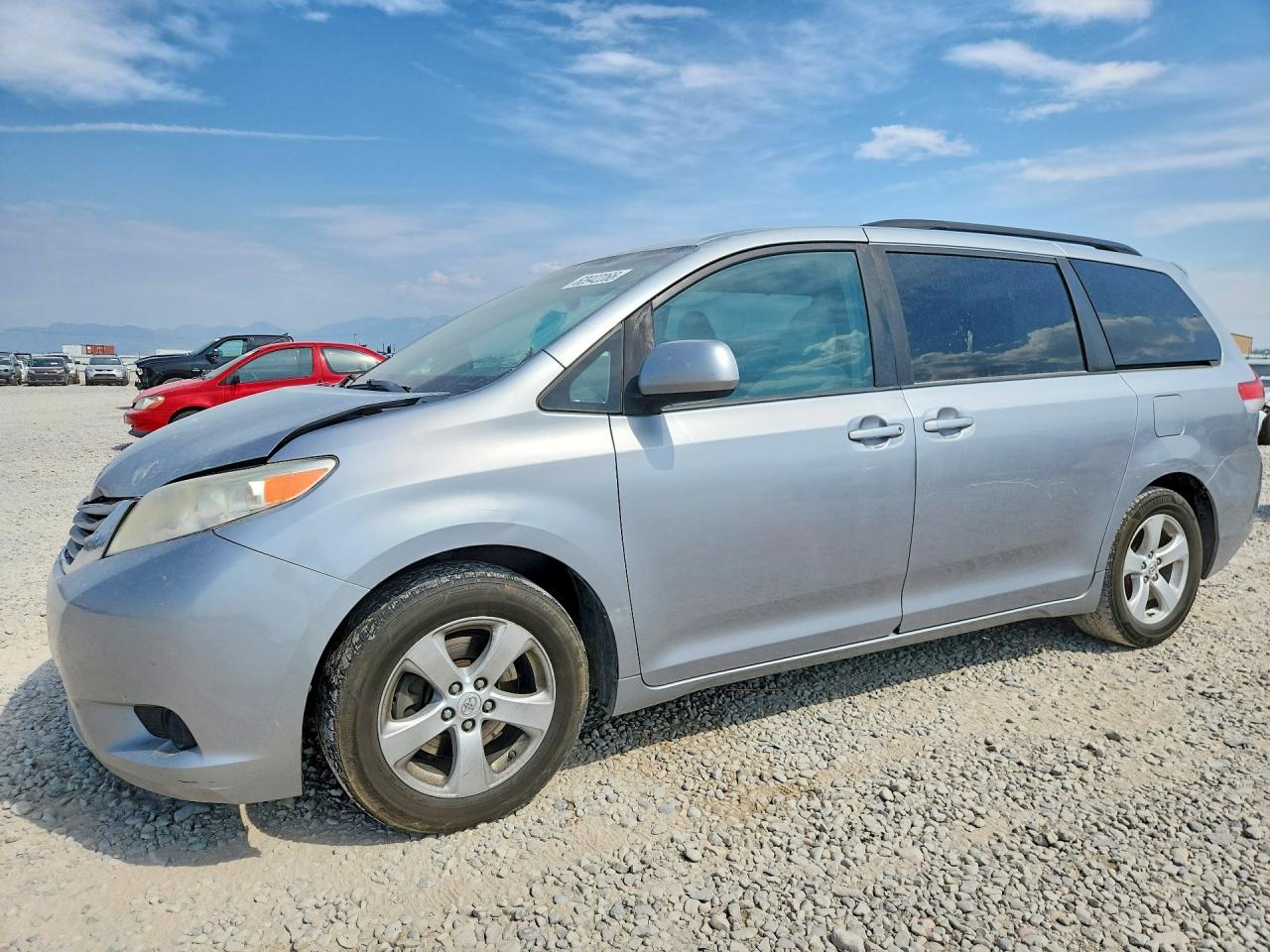 2011 TOYOTA SIENNA