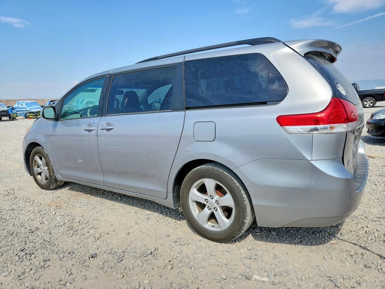 5TDKK3DC4BS119288 · 2011 TOYOTA SIENNA · 2/12
