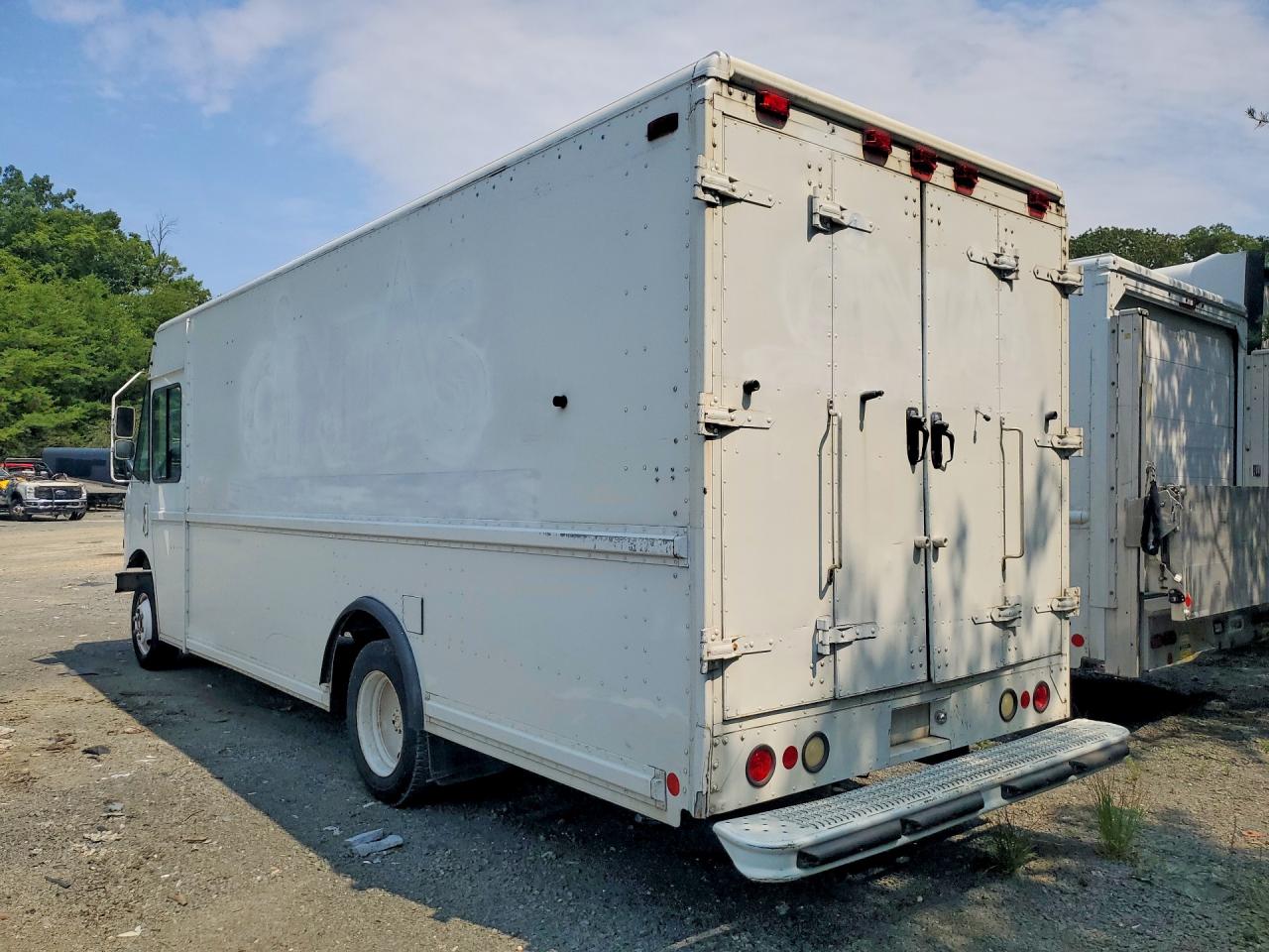 4UZAANCP34CM43380 · 2004 FREIGHTLINER MT45 CHASSIS · 2/13