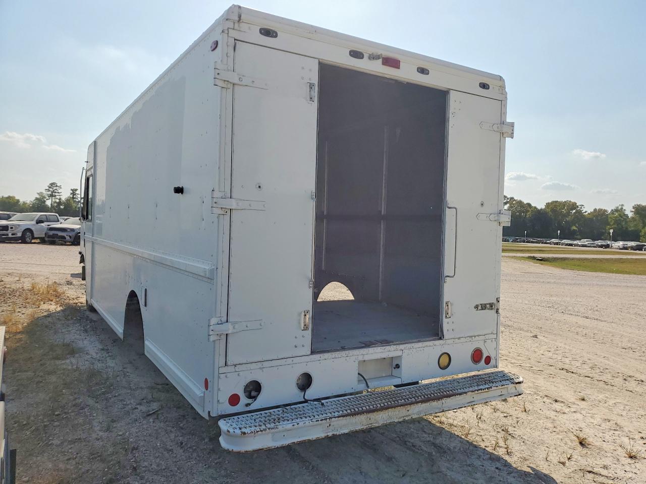 4UZAANDH35CU14986 · 2005 FREIGHTLINER MT45 CHASSIS · 2/13