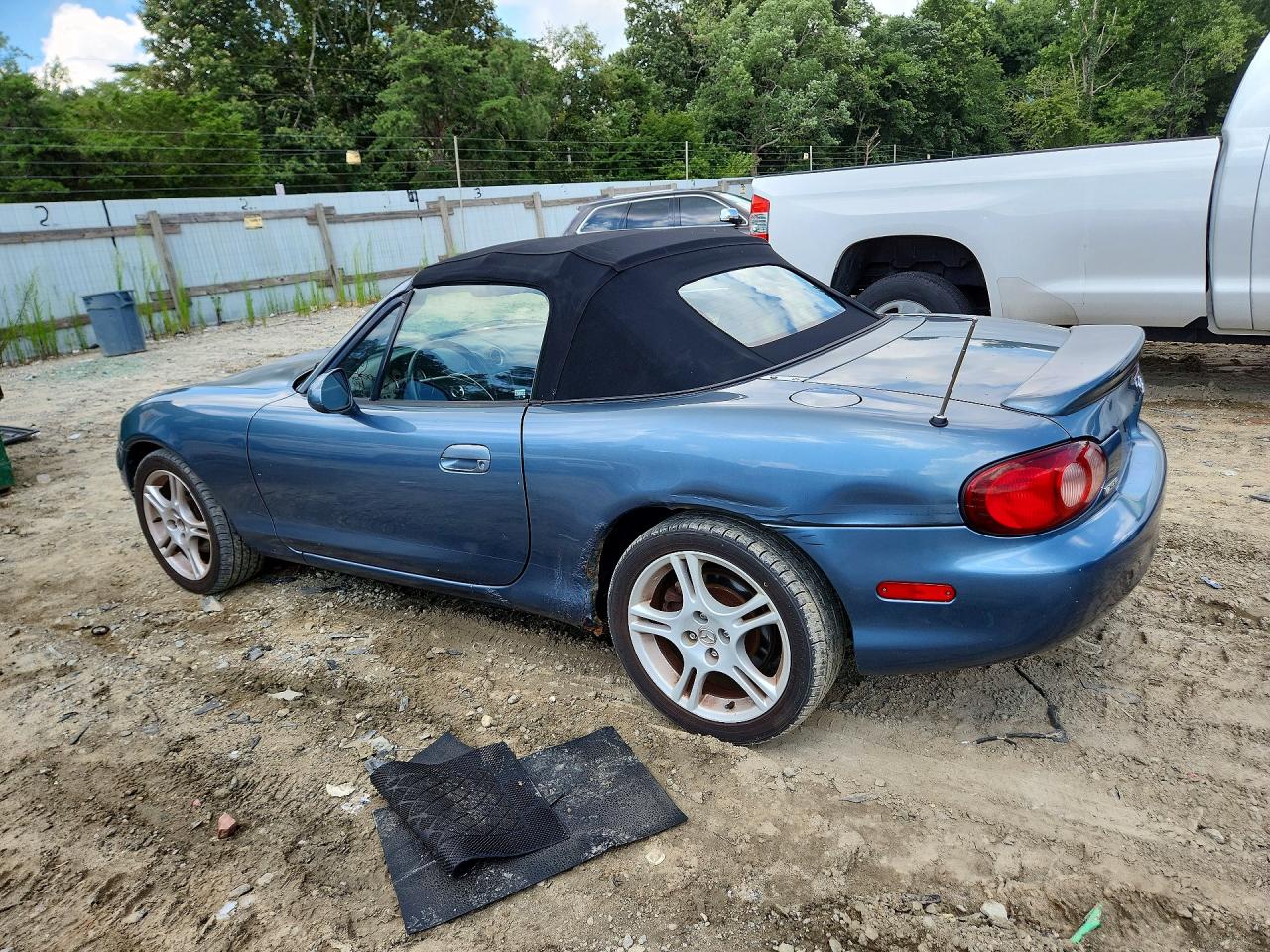 JM1NB353X50410302 · 2005 MAZDA MX-5 MIATA · 2/12