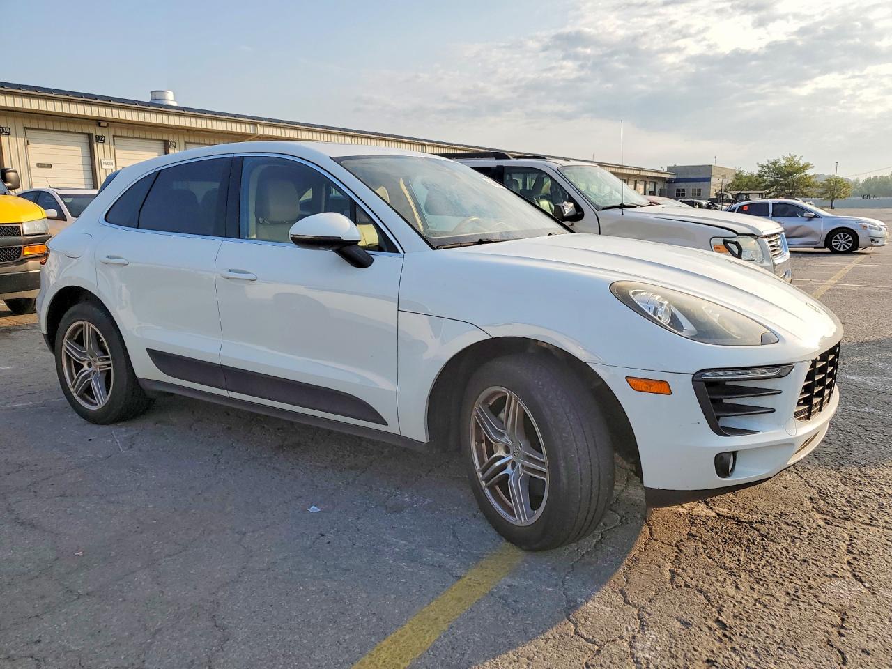 WP1AB2A53HLB13342 · 2017 PORSCHE MACAN · 4/13