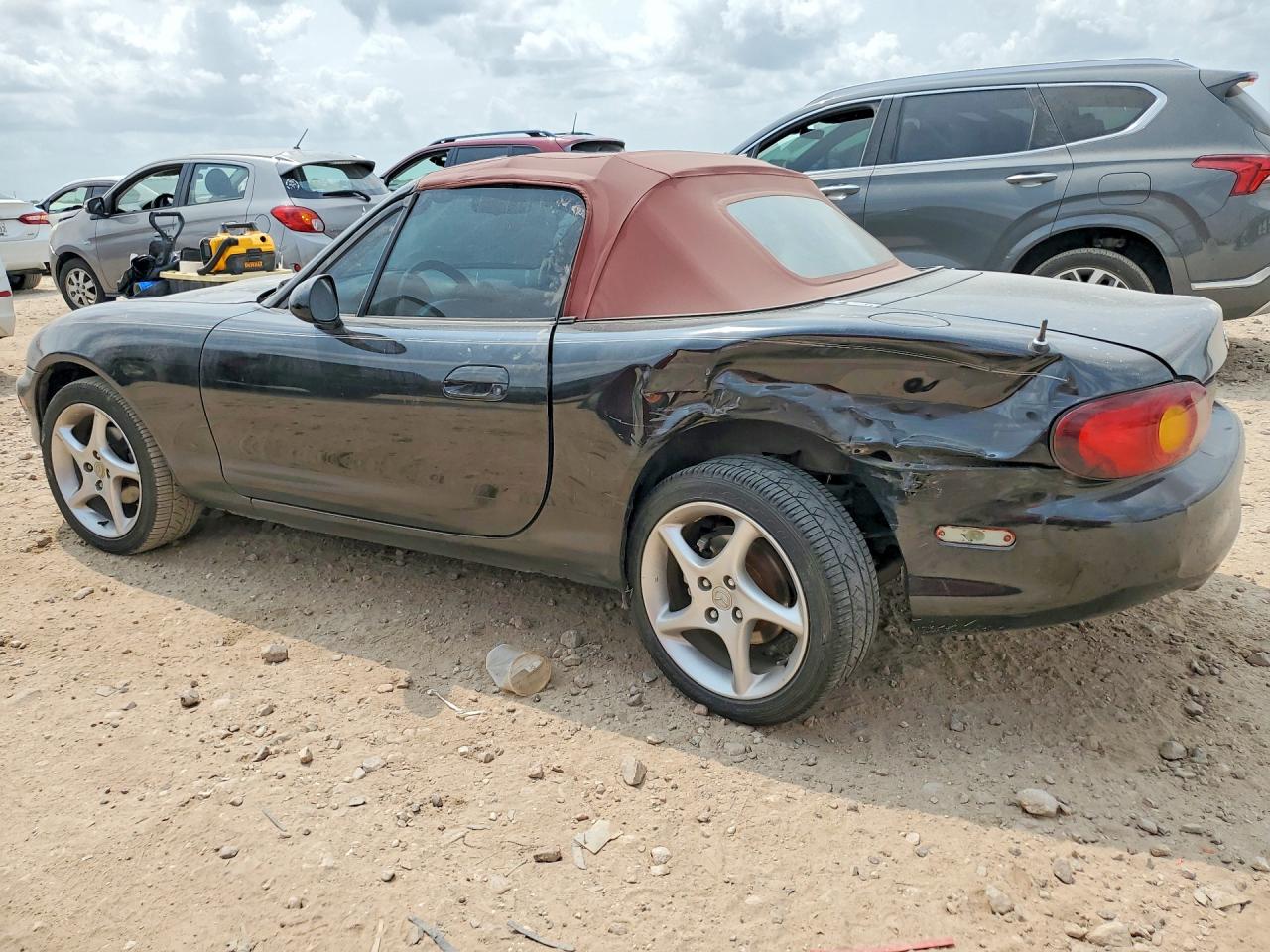 JM1NB3536X0115622 · 1999 MAZDA MX-5 MIATA · 2/13