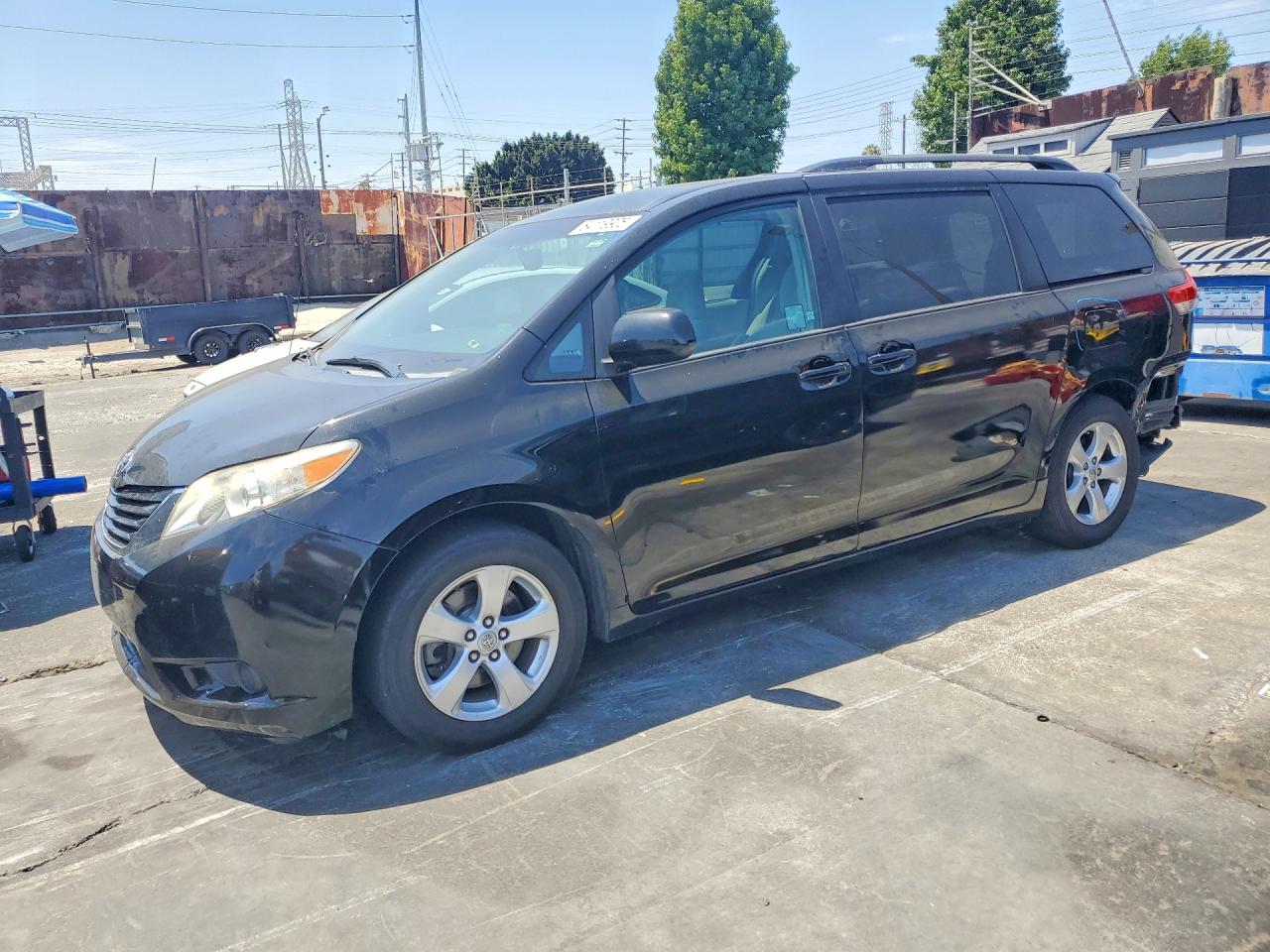 5TDKK3DC9ES447973 · 2014 TOYOTA SIENNA