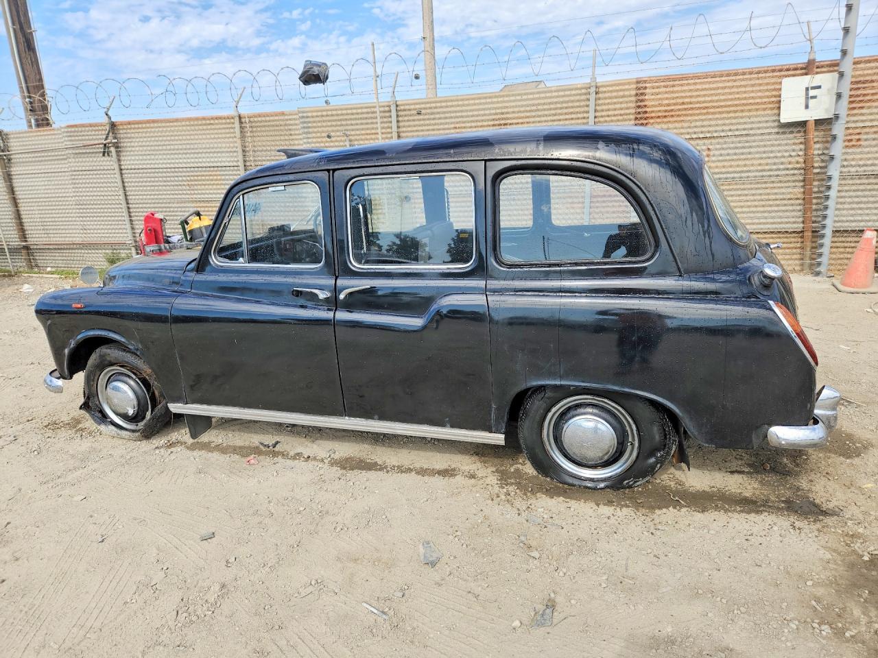 FX4D9774 · 1967 AUSTIN FX4D · 2/13