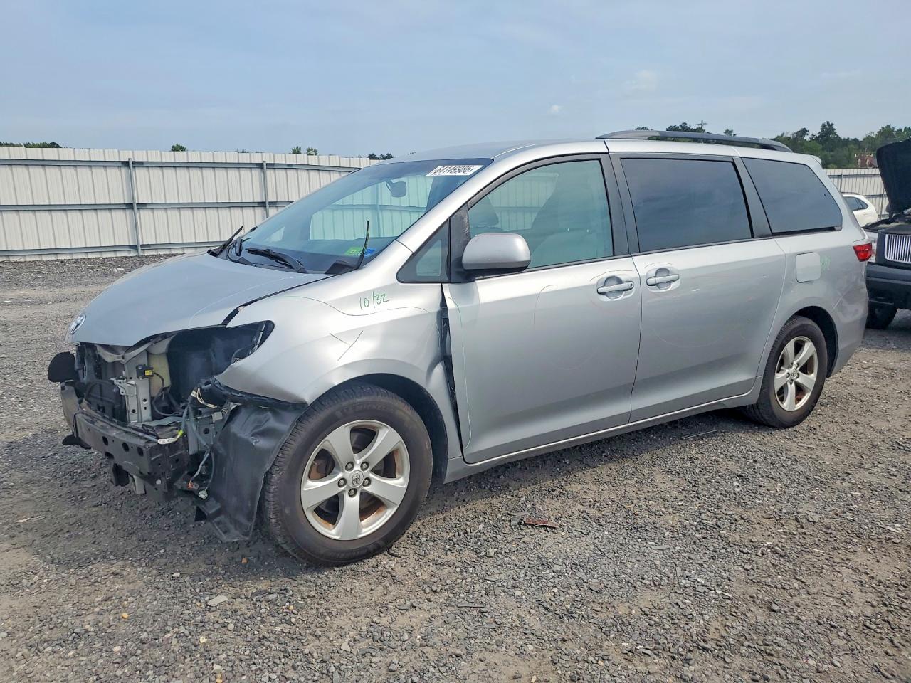 5TDKZ3DC4HS852722 · 2017 TOYOTA SIENNA