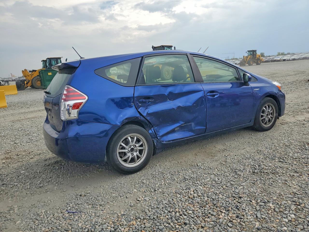 JTDZN3EUXFJ015890 · 2015 TOYOTA PRIUS V · 3/12