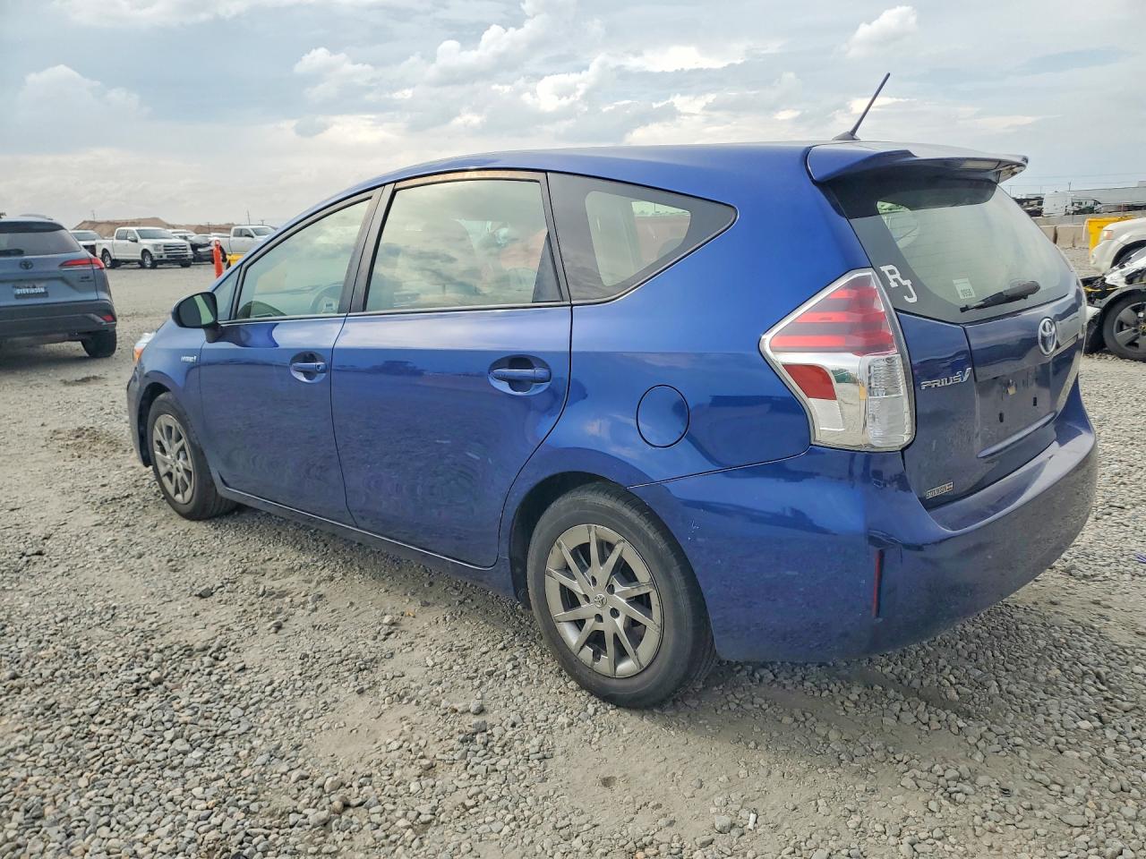 JTDZN3EUXFJ015890 · 2015 TOYOTA PRIUS V · 2/12