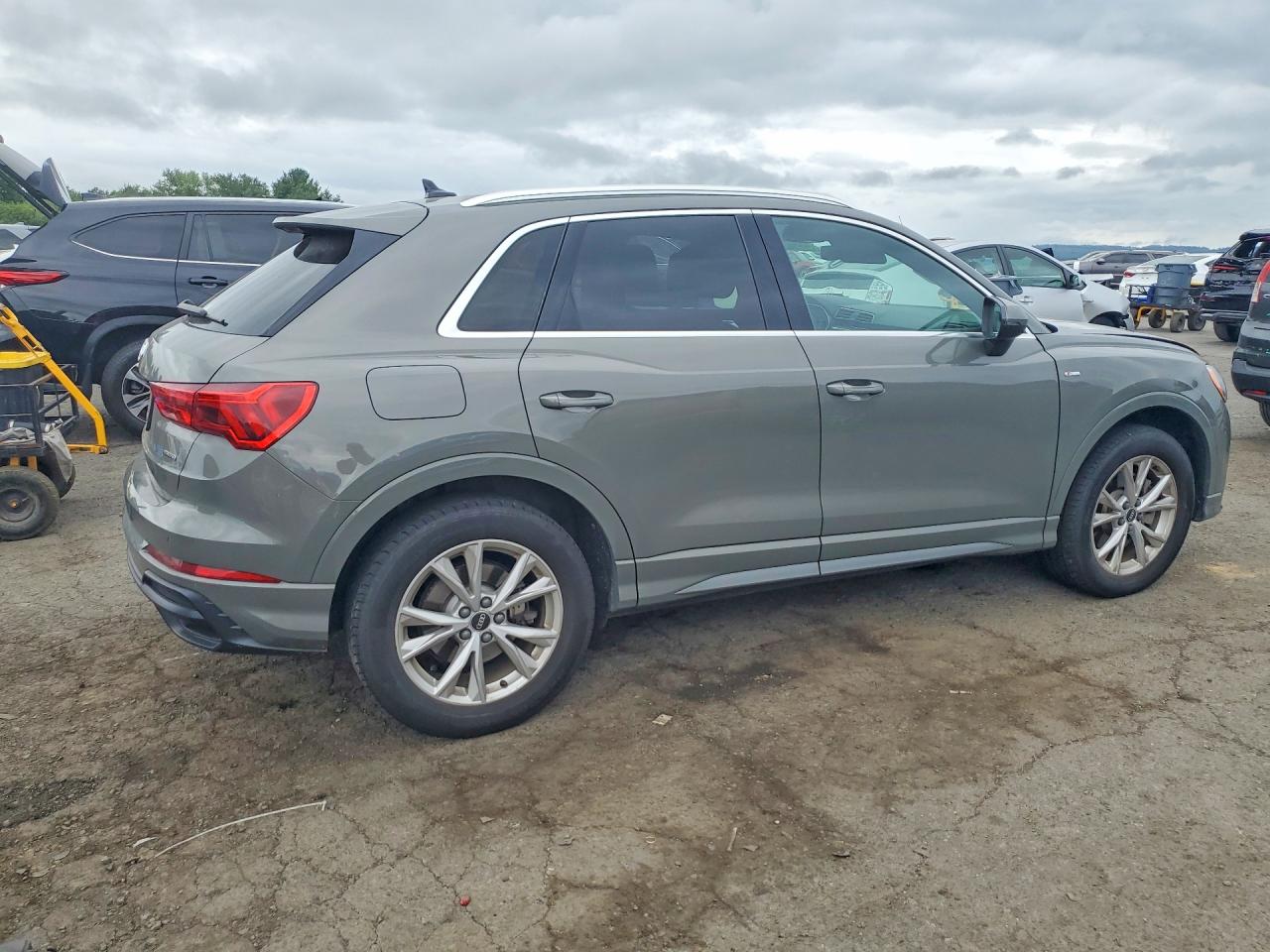 WA1DECF36M1038526 · 2021 AUDI Q3 · 3/13