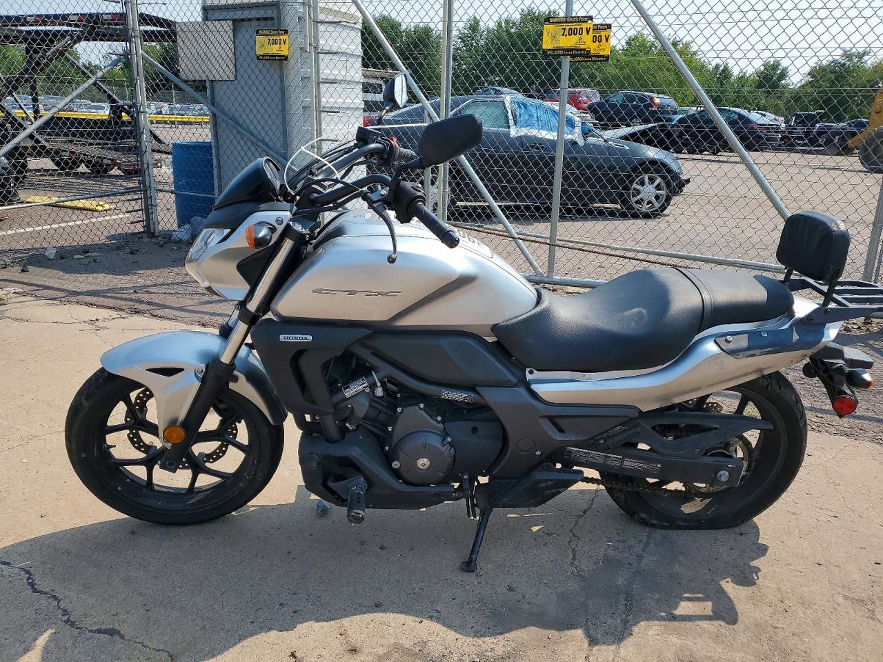 JH2RC6809FK100219 · 2015 HONDA CTX700 · 3/9