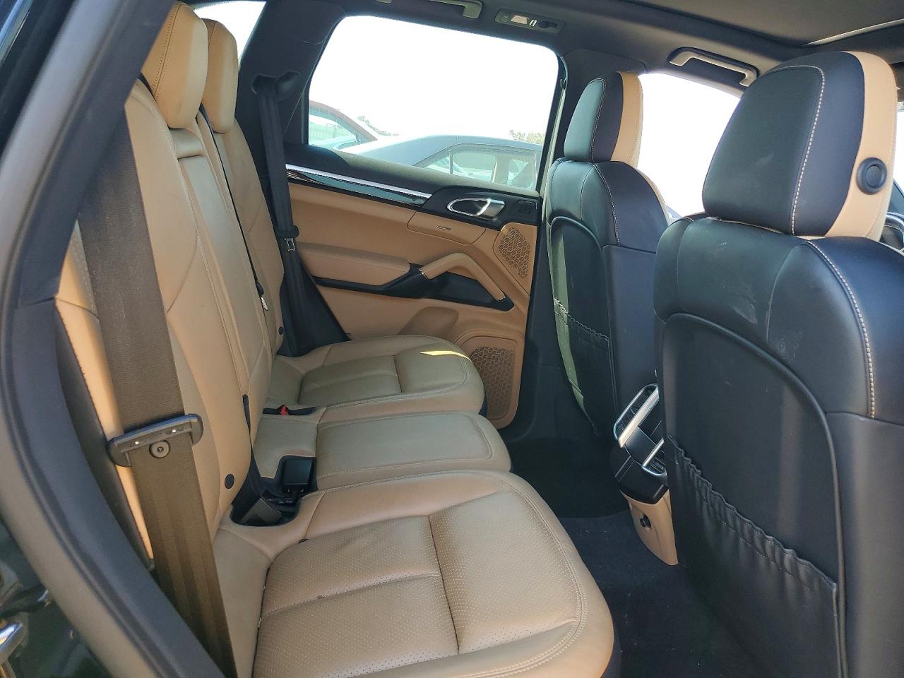 WP1AE2A27GLA62942 · 2016 PORSCHE CAYENNE · 11/14