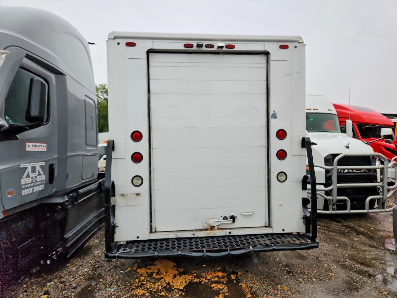 4UZAARDUX8CZ59544 · 2008 FREIGHTLINER CHASSIS · 6/13