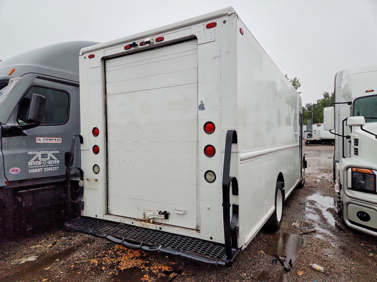 4UZAARDUX8CZ59544 · 2008 FREIGHTLINER CHASSIS · 3/13