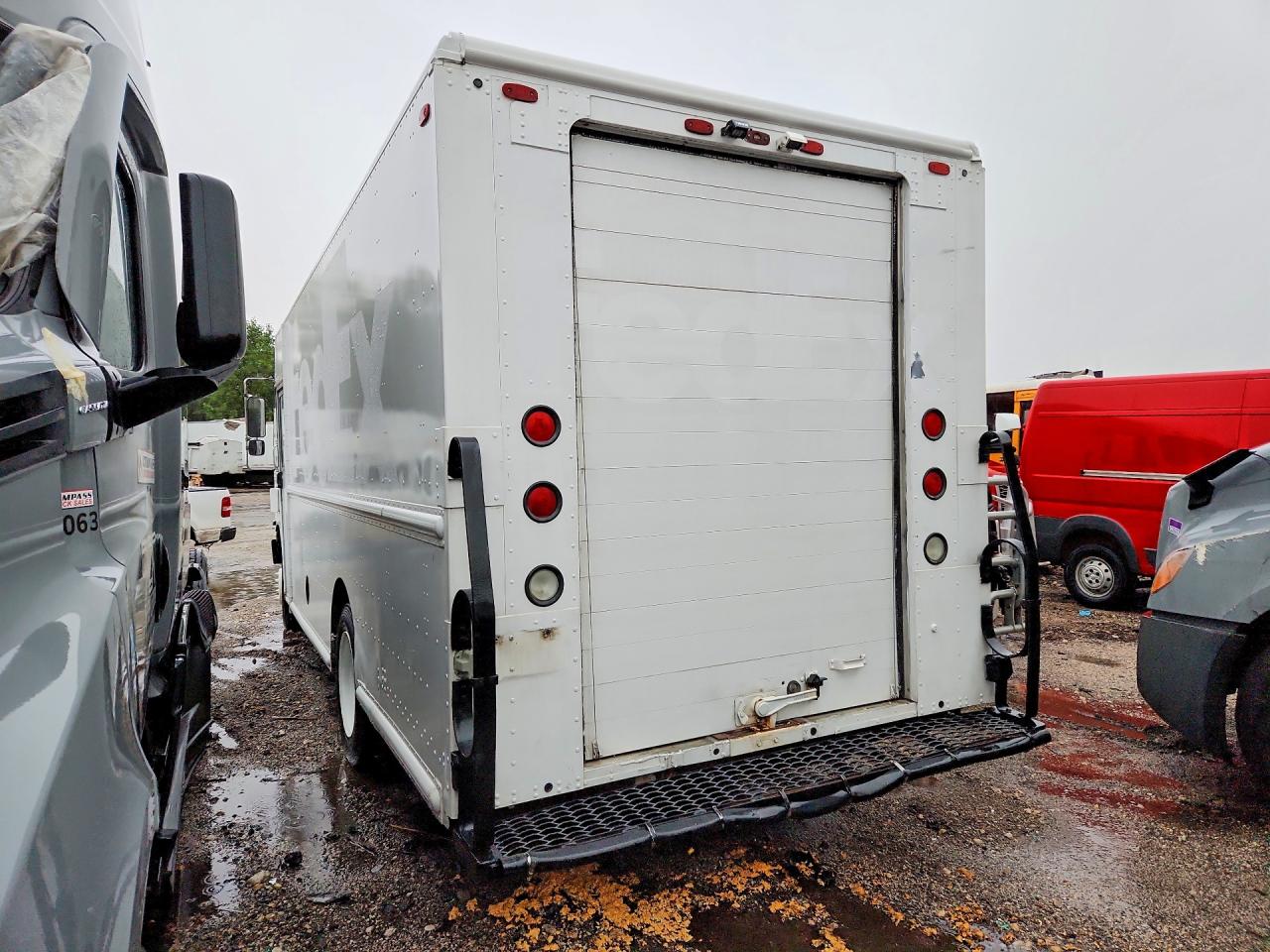 4UZAARDUX8CZ59544 · 2008 FREIGHTLINER CHASSIS · 2/13