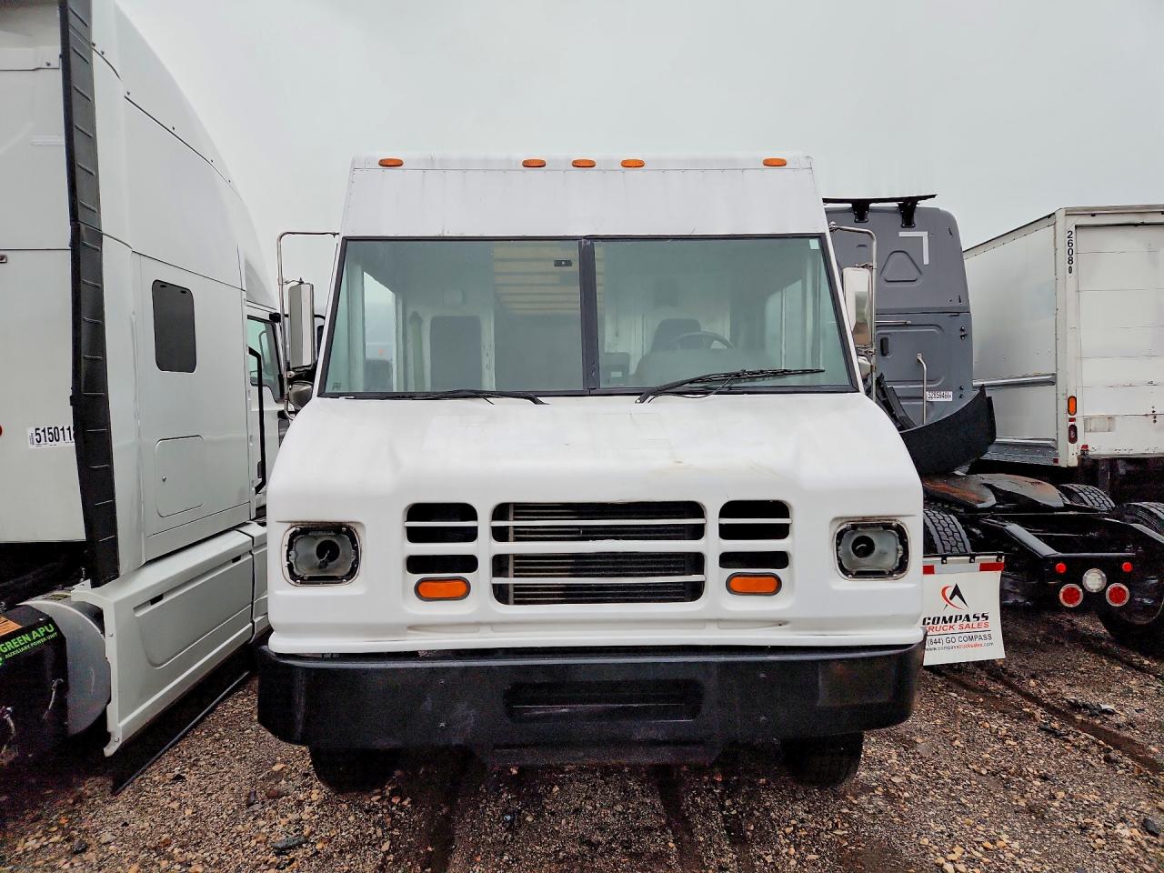 4UZAARDUX8CZ59544 · 2008 FREIGHTLINER CHASSIS · 5/13