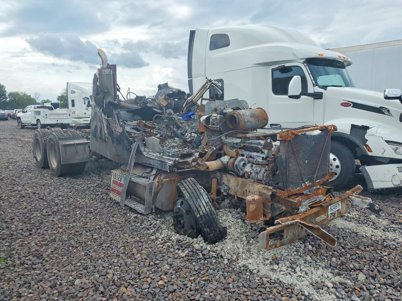 2FUY3MCB6TA813746 · 1996 FREIGHTLINER FLD112 · 4/11