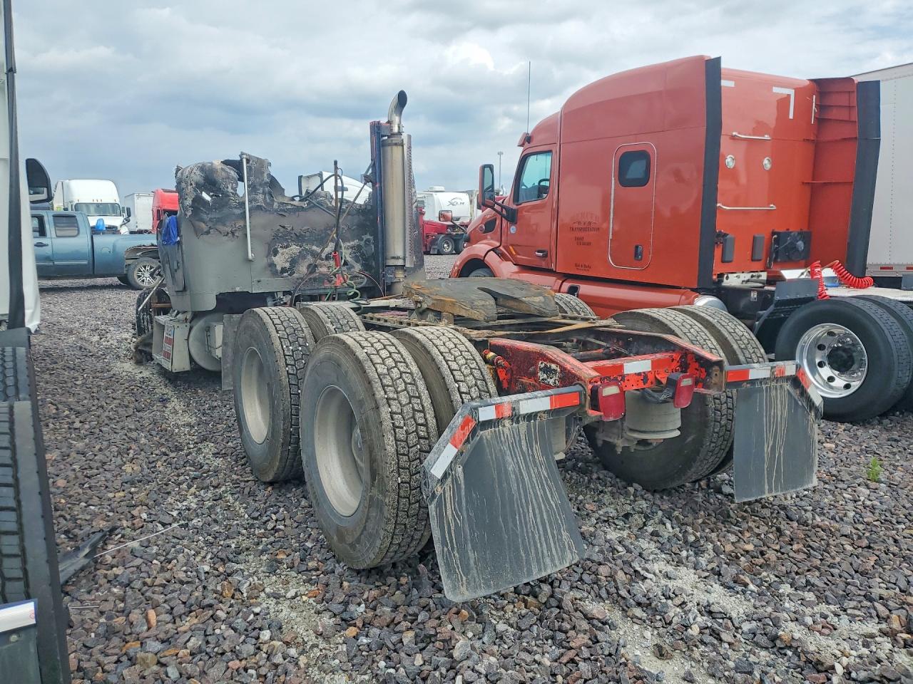 2FUY3MCB6TA813746 · 1996 FREIGHTLINER FLD112 · 2/11