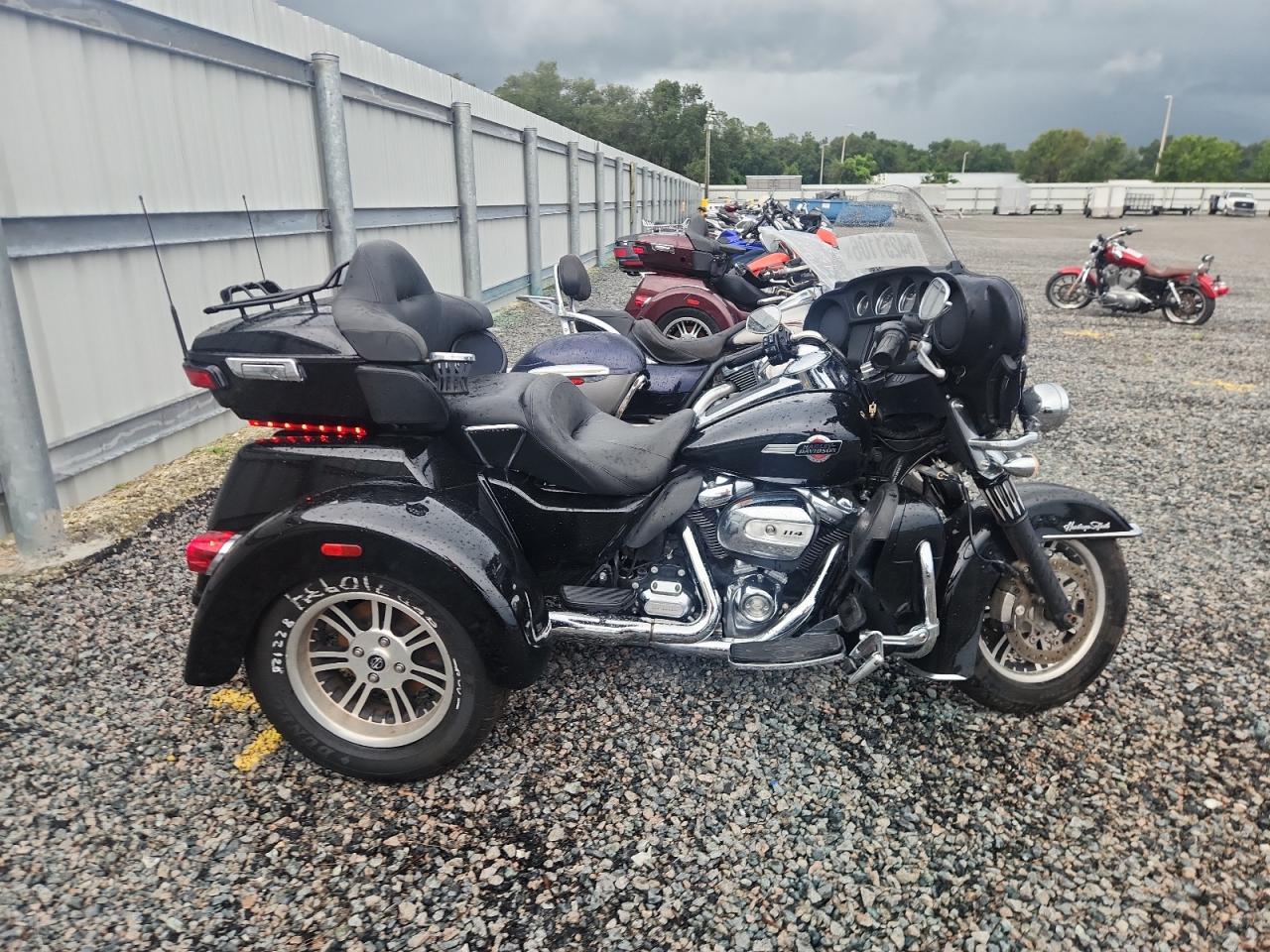 1HD1MAF11NB855122 · 2022 HARLEY-DAVIDSON FLHTCUTG