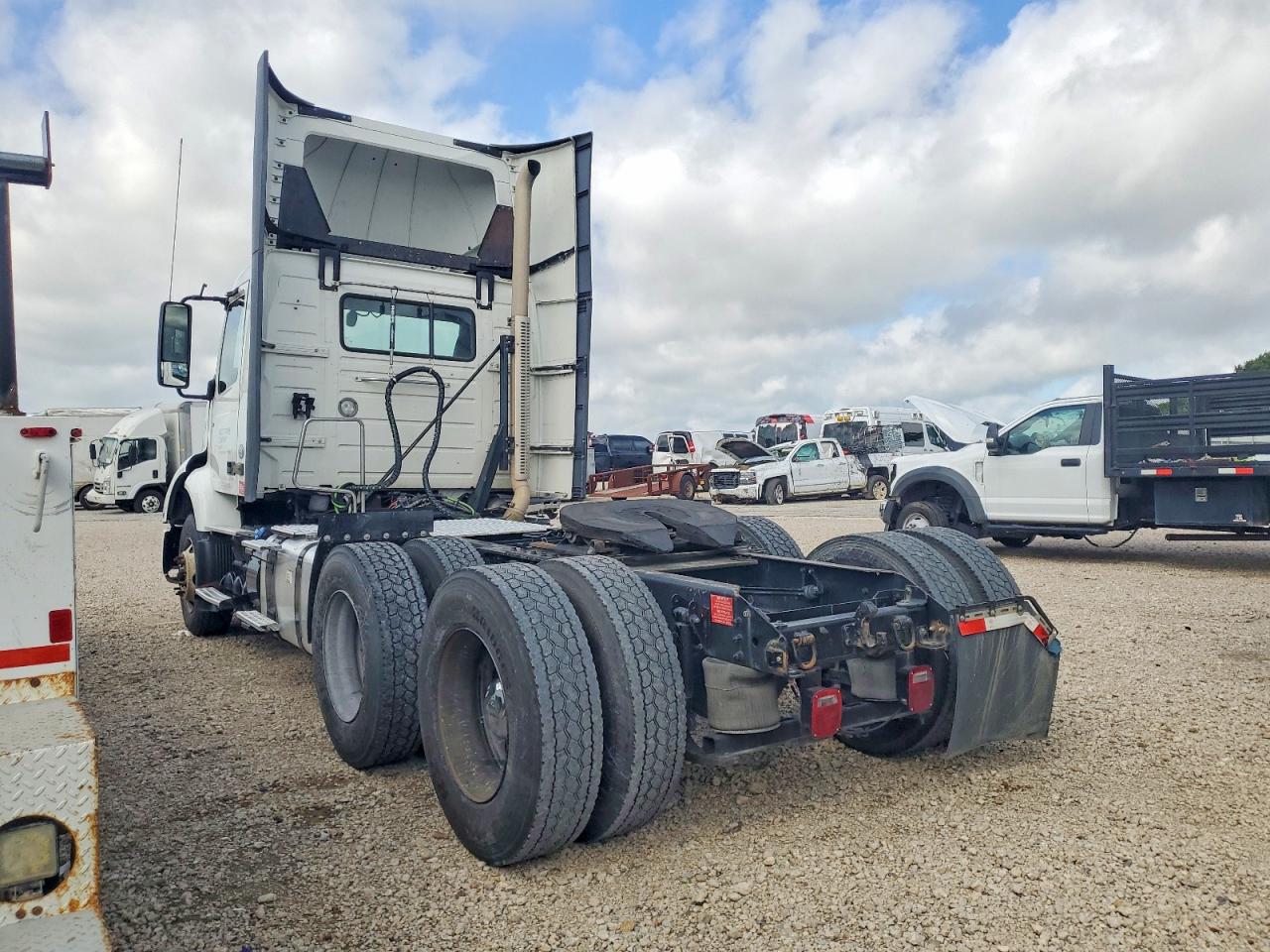 4V4WC9DH5LN258340 · 2020 VOLVO VNR · 3/10