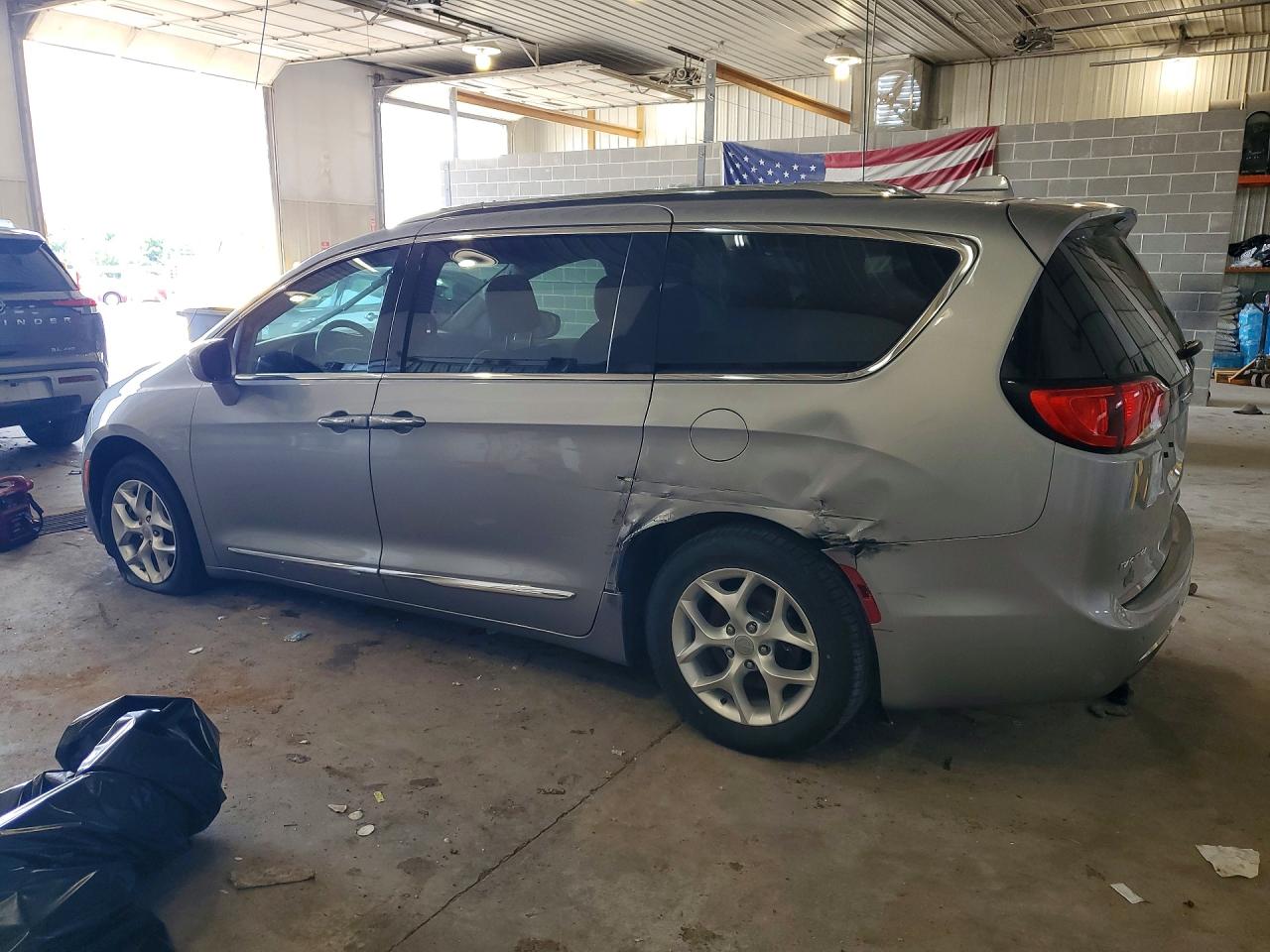 2C4RC1BG8JR128170 · 2018 CHRYSLER PACIFICA · 2/13