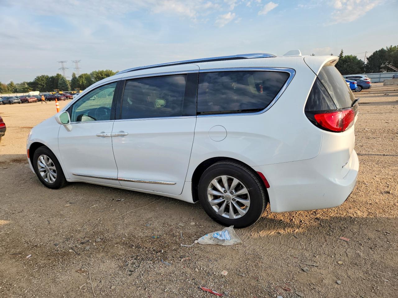 2C4RC1BGXJR136447 · 2018 CHRYSLER PACIFICA · 2/13