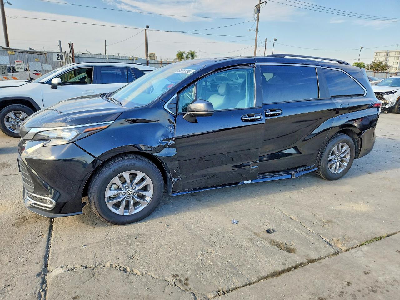 5TDYRKEC9RS215586 · 2024 TOYOTA SIENNA
