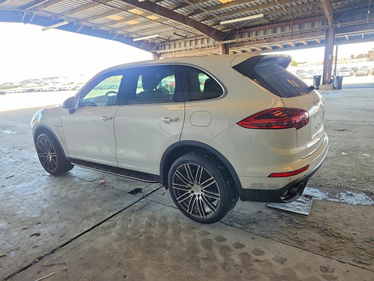 WP1AE2A2XGLA62742 · 2016 PORSCHE CAYENNE · 2/13
