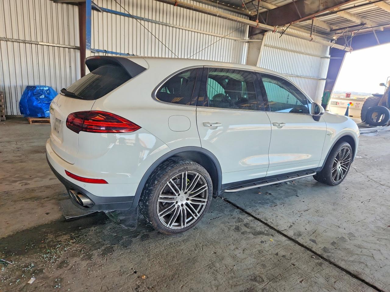 WP1AE2A2XGLA62742 · 2016 PORSCHE CAYENNE · 3/13