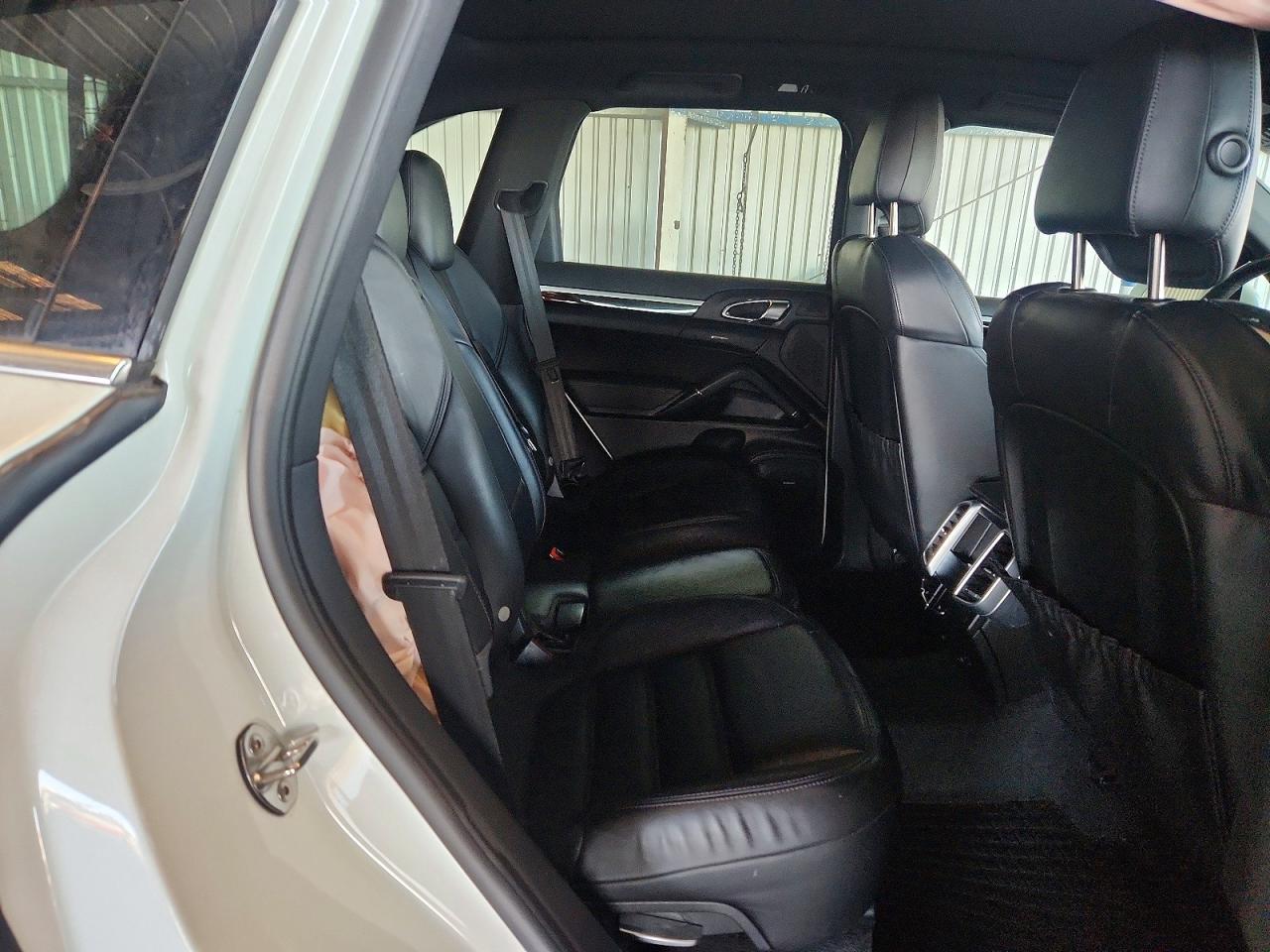 WP1AE2A2XGLA62742 · 2016 PORSCHE CAYENNE · 11/13