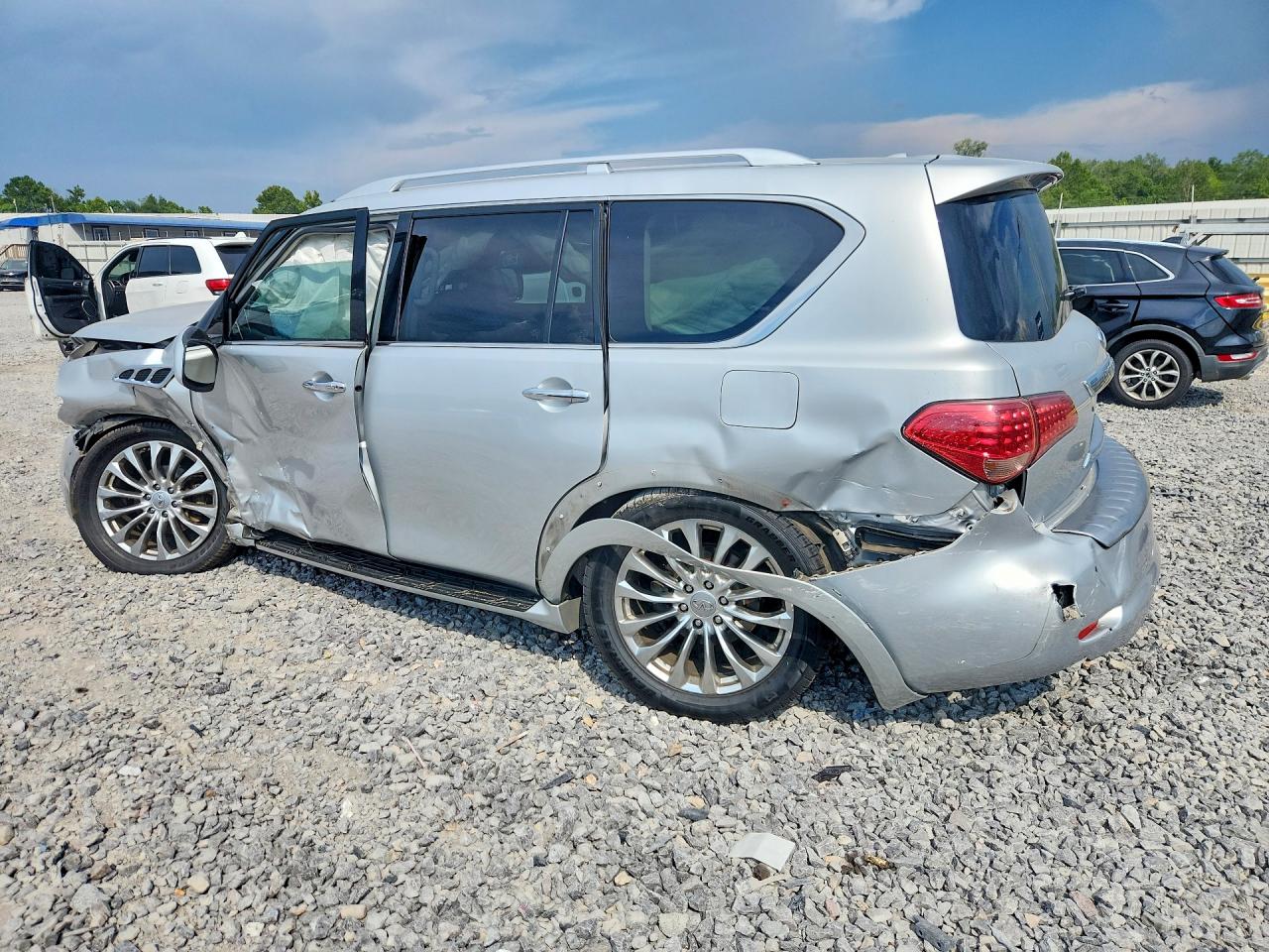 JN8AZ2NF5G9611607 · 2016 INFINITI QX80 · 2/13