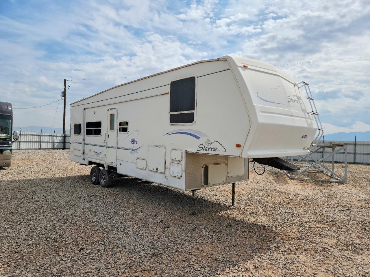 4X4FSEF261C023870 · 2001 FOREST RIVER LIGHTNING TRAILER