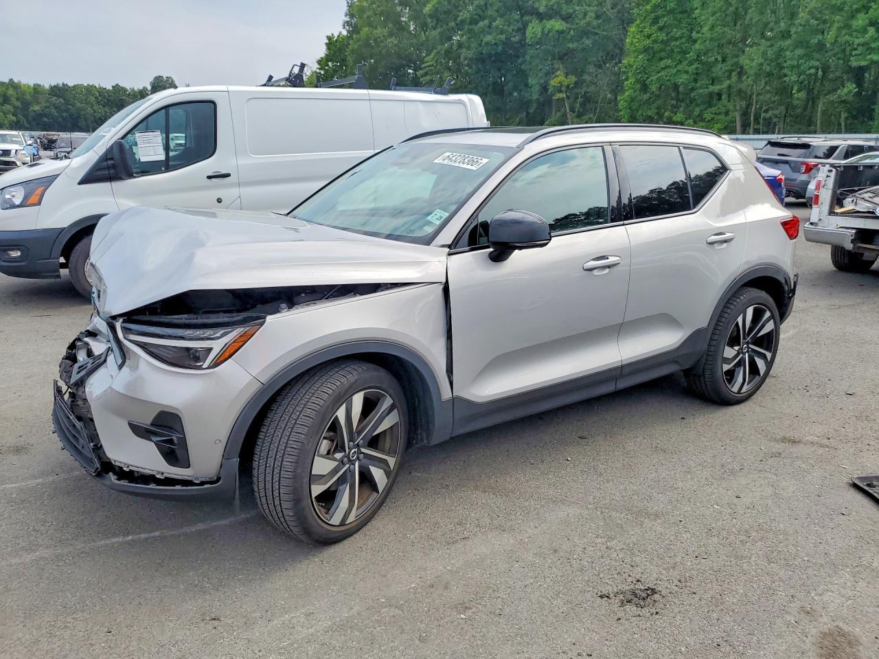 2023 VOLVO XC40
