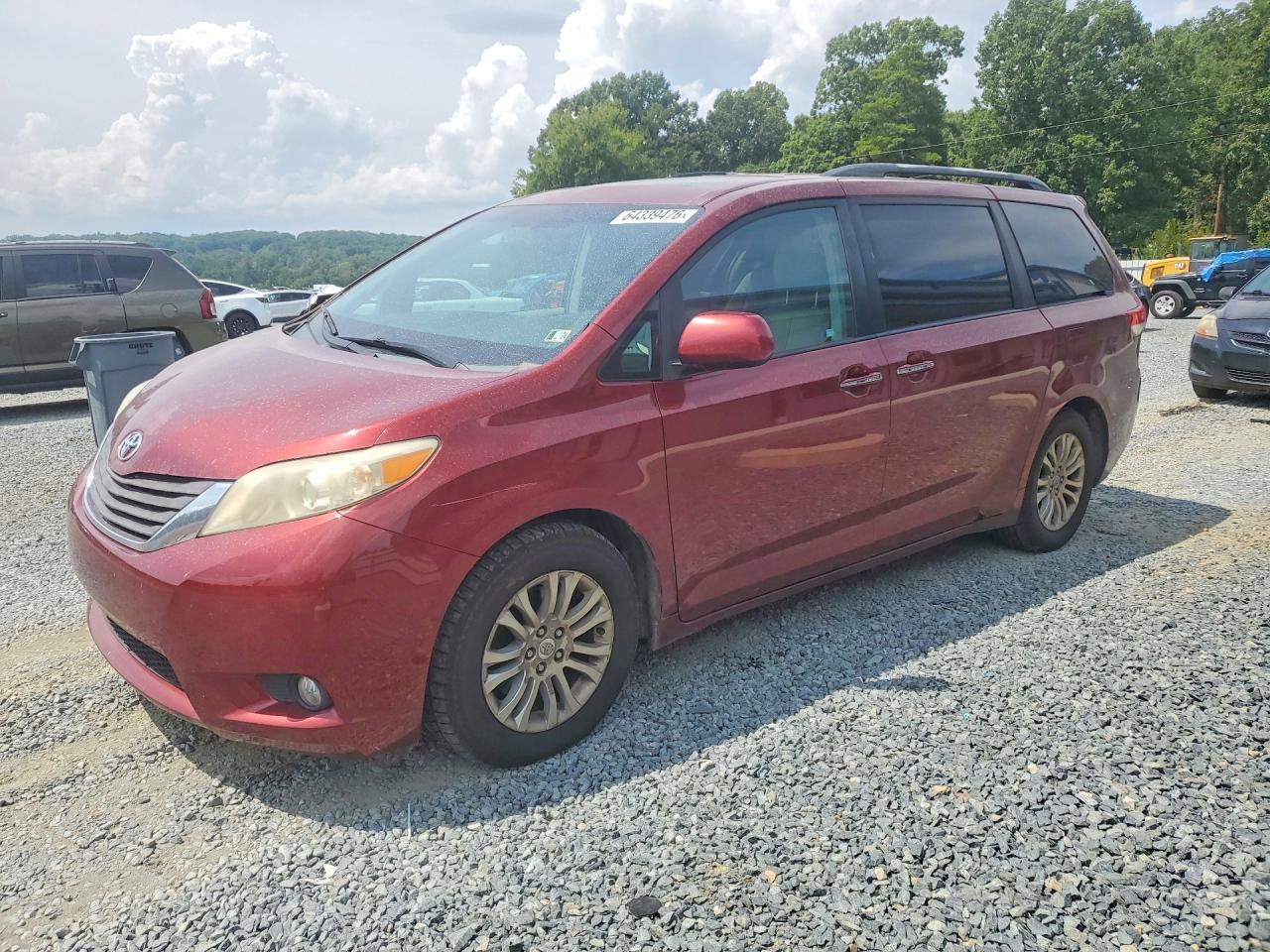 2011 TOYOTA SIENNA
