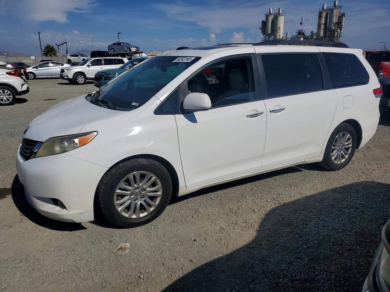 5TDYK3DC5ES496095 · 2014 TOYOTA SIENNA
